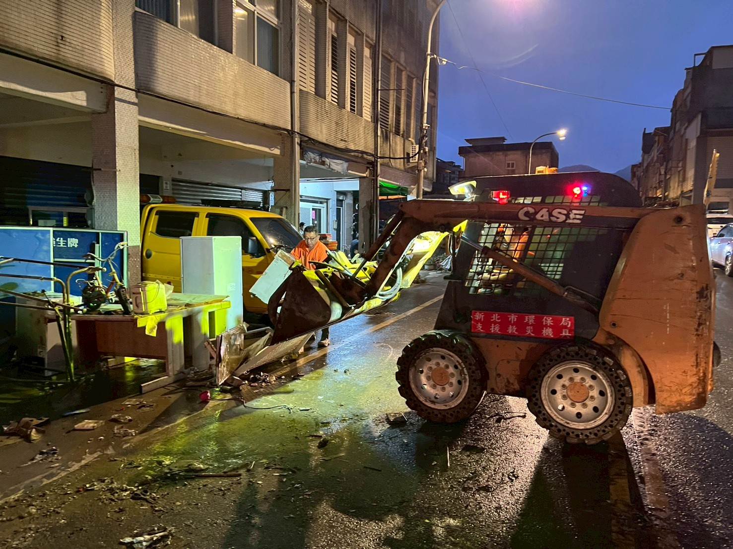 夜間持續作業加速恢復市容1_0