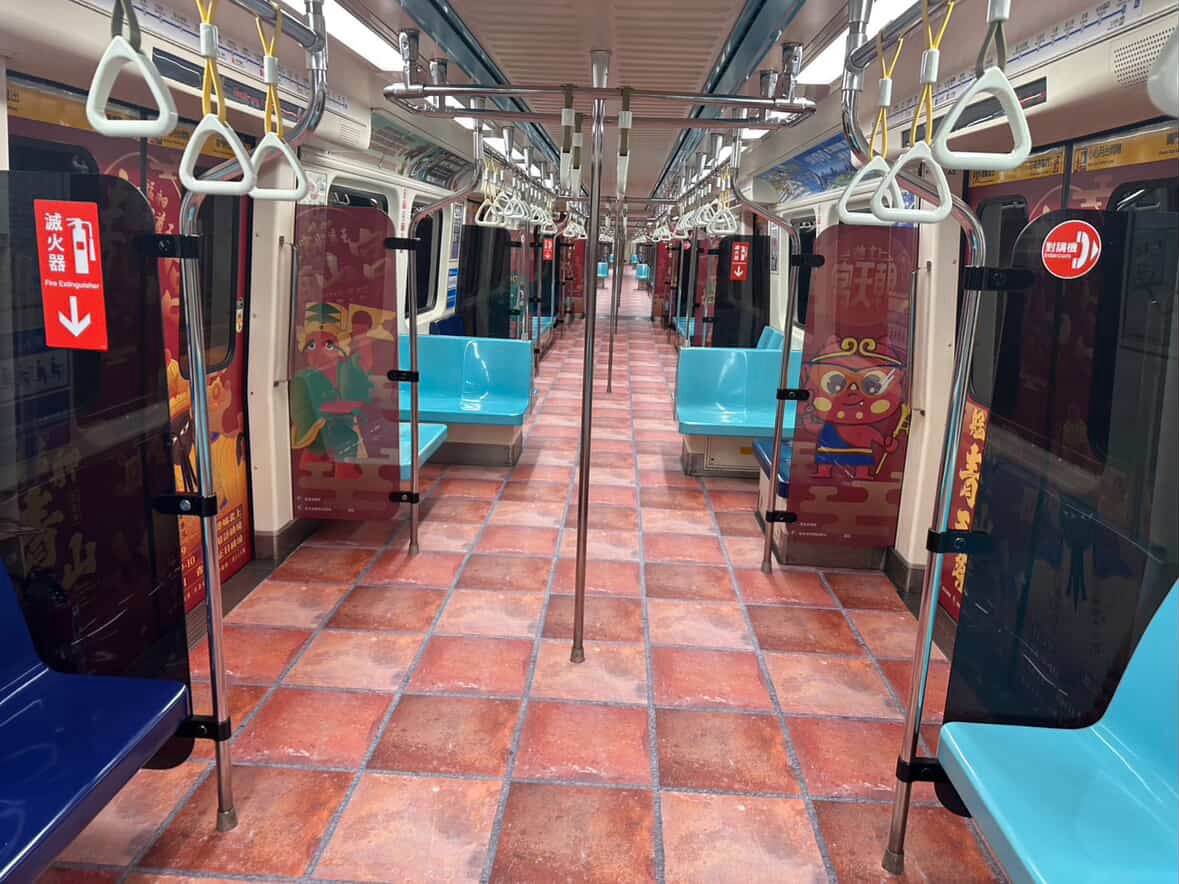 高度還原青山宮地磚意象，讓乘客一踏入車廂便彷彿置身艋舺青山宮。（圖／業者提供）