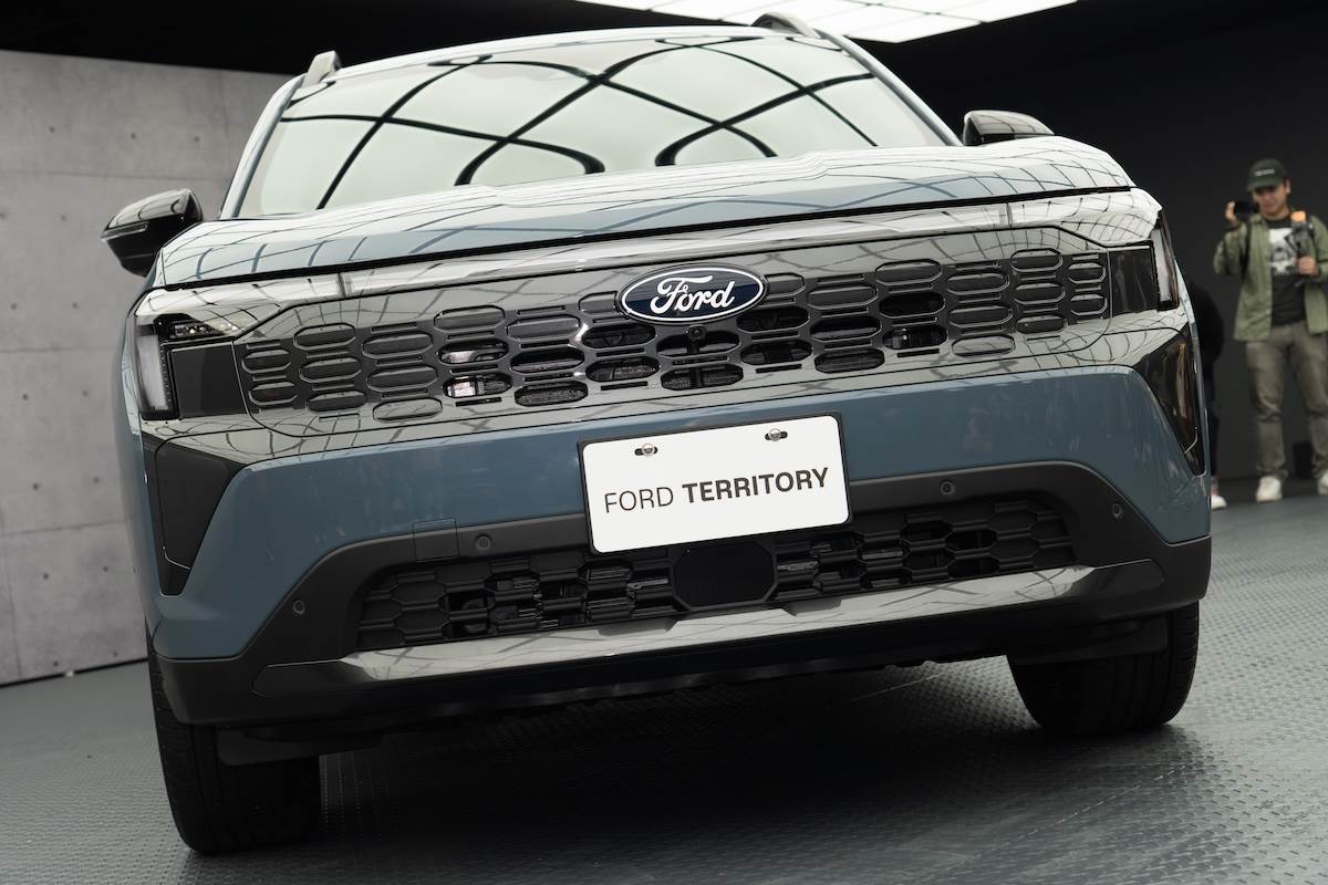 車頭造型採用雙色搭配,創造運動感,Vapor BlueMetallic蒼穹藍為新車色,頭燈還有動態展演功能。(圖/林昱丞攝影)