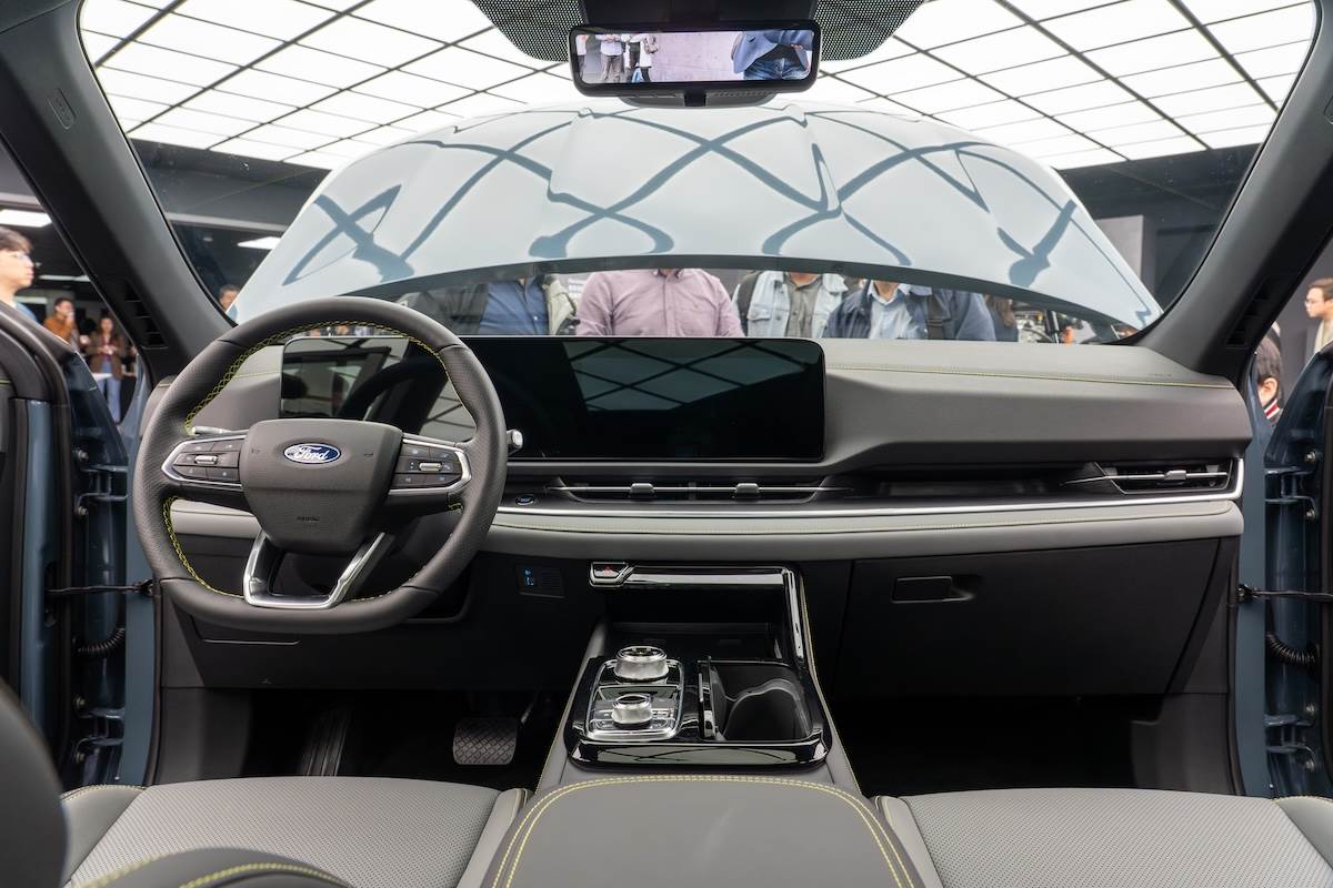 車內呈現簡單卻富有科技感的氛圍,雙12.3吋一體式懸浮車艙數位螢幕為主要視覺焦點。(圖/林昱丞攝影)