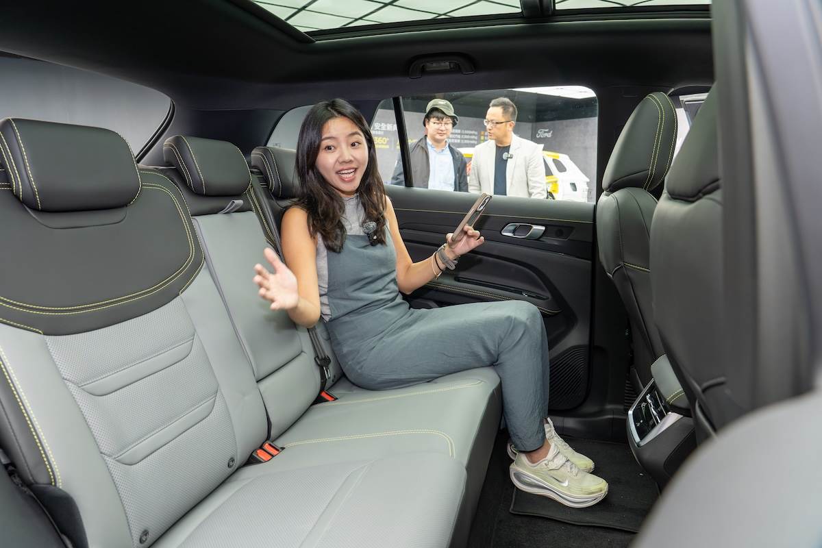 後座空間表現不俗,寬度被大幅放大,地板也十分平坦,只可惜椅背角度無法調整,不過上方還有寰宇全景式電動天窗。(圖/林昱丞攝影)