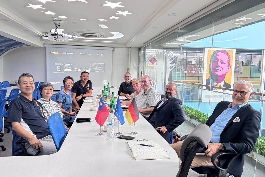 歐德集團董事長陳國都（左一）與德國合作夥伴針對板材應用、設計趨勢及未來合作展開技術交流。（圖／歐德集團提供）