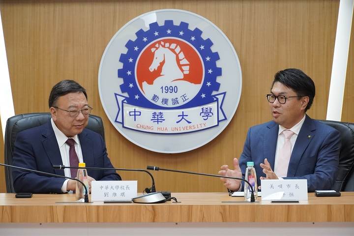 中華大學校長劉維琪（左）與美唄市市長桜井恒（右）親切交流，分享十年合作成果，並展望未來深化學生<a href='/search/tags/實習與文化互動/' target='_blank'>實習與文化互動</a>的計畫。（圖／中華大學提供）