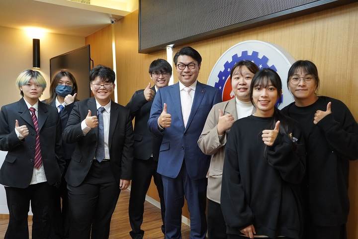 美唄市市長桜井恒與中華大學學生合影，包含今年完成美唄市實習的同學（左），以及三位即將於明年前往實習的同學（右），象徵台日交流薪火相傳，情誼持續深化。（圖／中華大學提供）