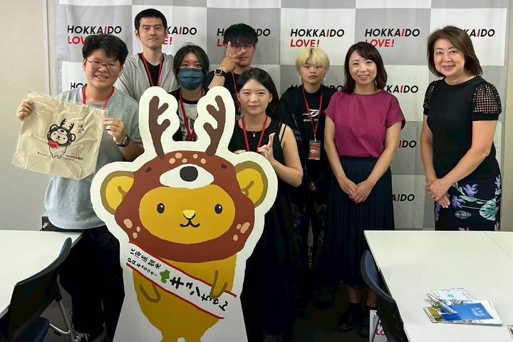 中華大學觀光學院學生（王千慈、趙妤欣、駱佳佑、彭鈺娠、張婷詒）在北海道美唄市實習，親身體驗日本地方產業，拓展國際視野。（圖／中華大學提供）