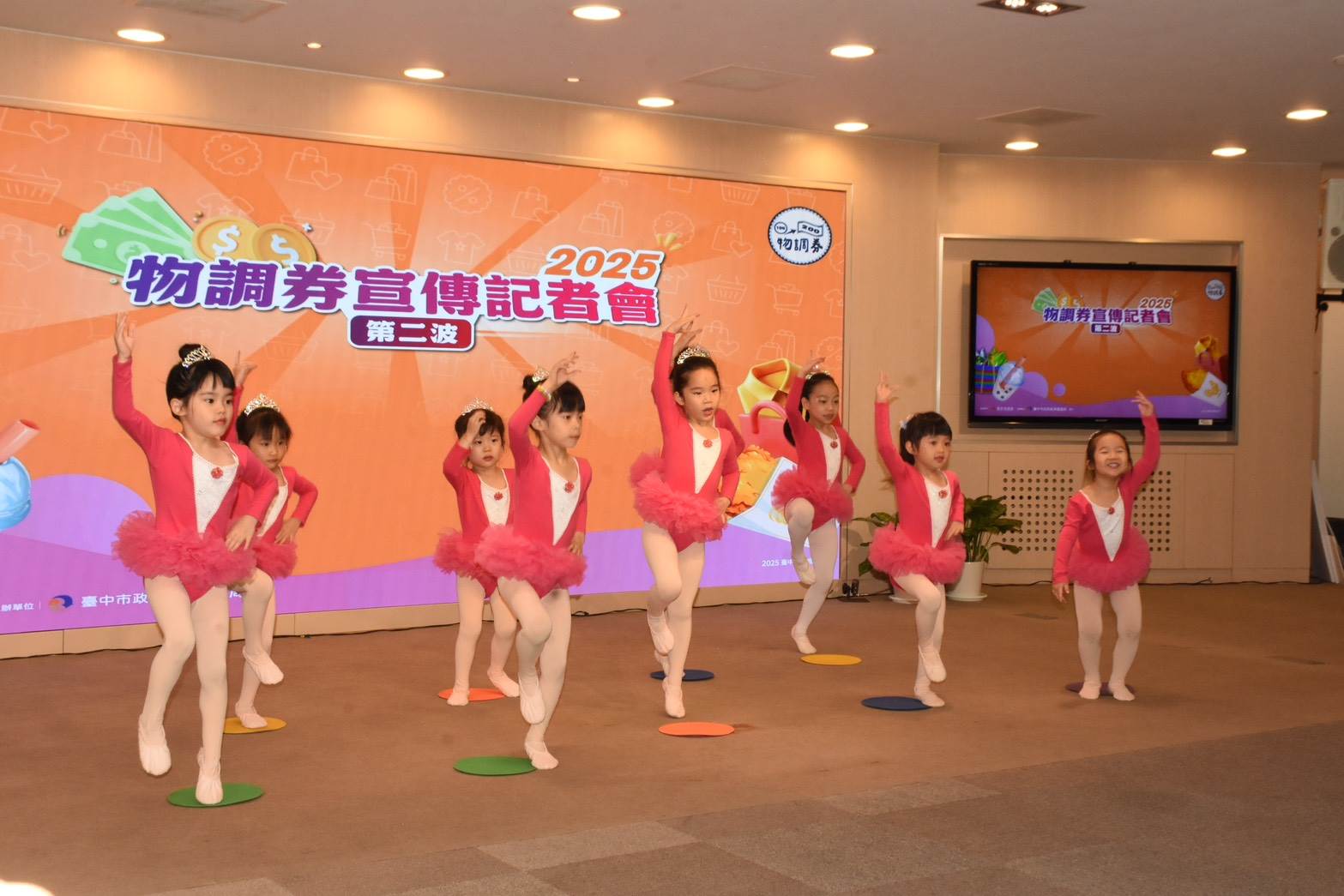 皇家兒童舞蹈團擔綱開場表演。（圖／台中市政府經濟發展局提供）