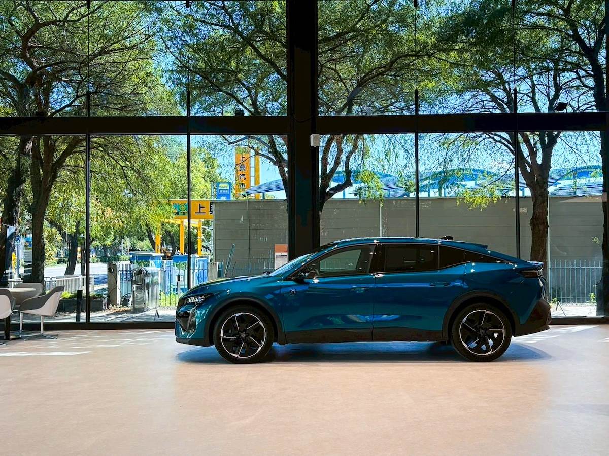 建物外觀採大面積玻璃引入自然光線,樹影光影層疊,使室內呈現明亮、開放且富生命力的視覺表現。(圖/寶嘉聯合提供)