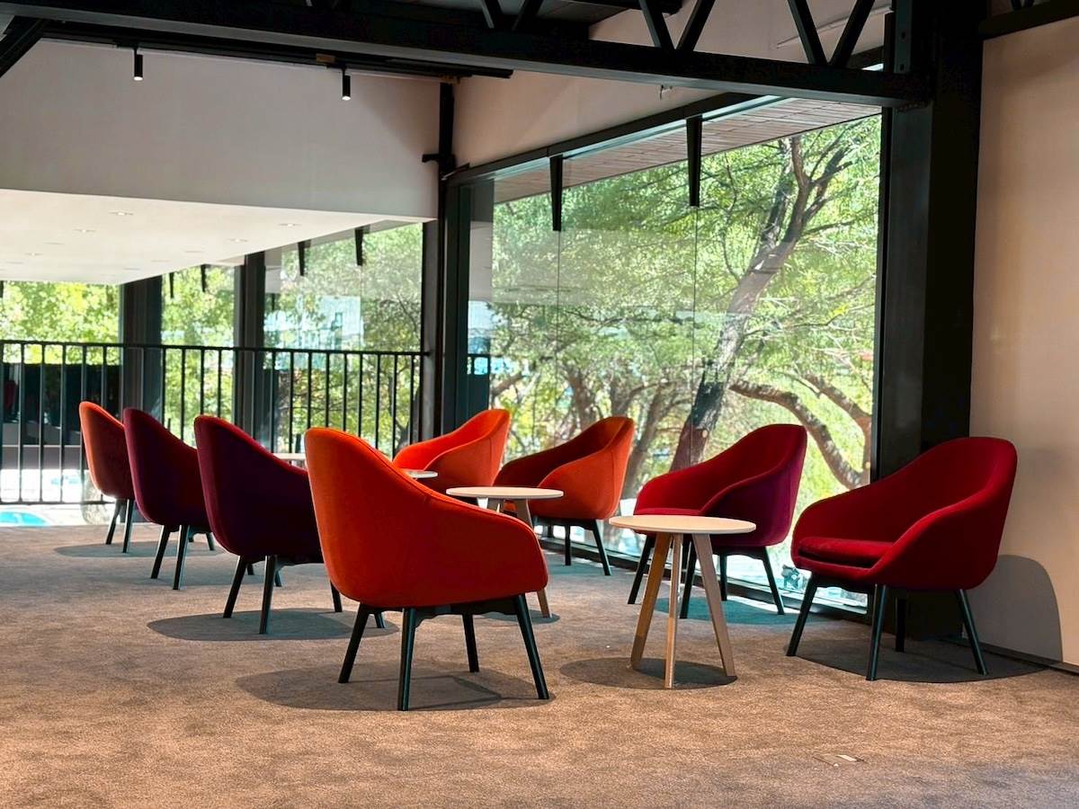 展示中心以法式優雅結合自然元素打造空間風格,呈現PEUGEOT與<a href='/search/tags/CITROËN/' target='_blank'>CITROËN</a>所代表的都會生活美學。(圖/寶嘉聯合提供)