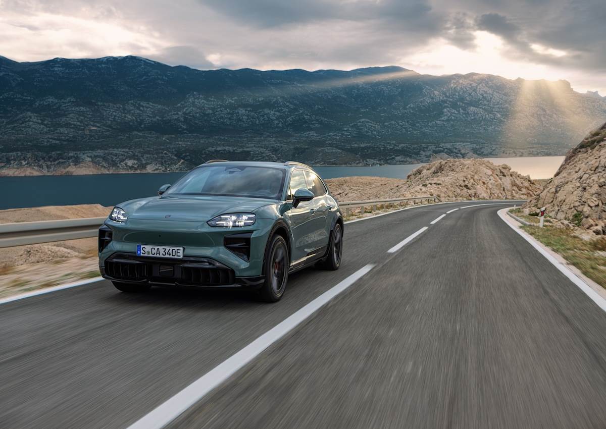 Cayenne Turbo Electric最大馬力輸出可達1,156匹，0-100 km/h加速僅需2.5秒，0-200 km/h僅需7.4秒，極速可達260 km/h 。（圖／Porsche提供）