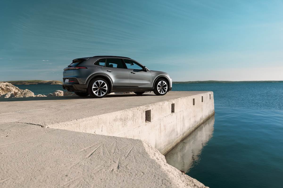 車側設計以無框車門和車門表面吸睛的折線為特色，側裙具有鮮明的立體感，專屬的輪拱飾條強調其越野特性。（圖／Porsche提供）