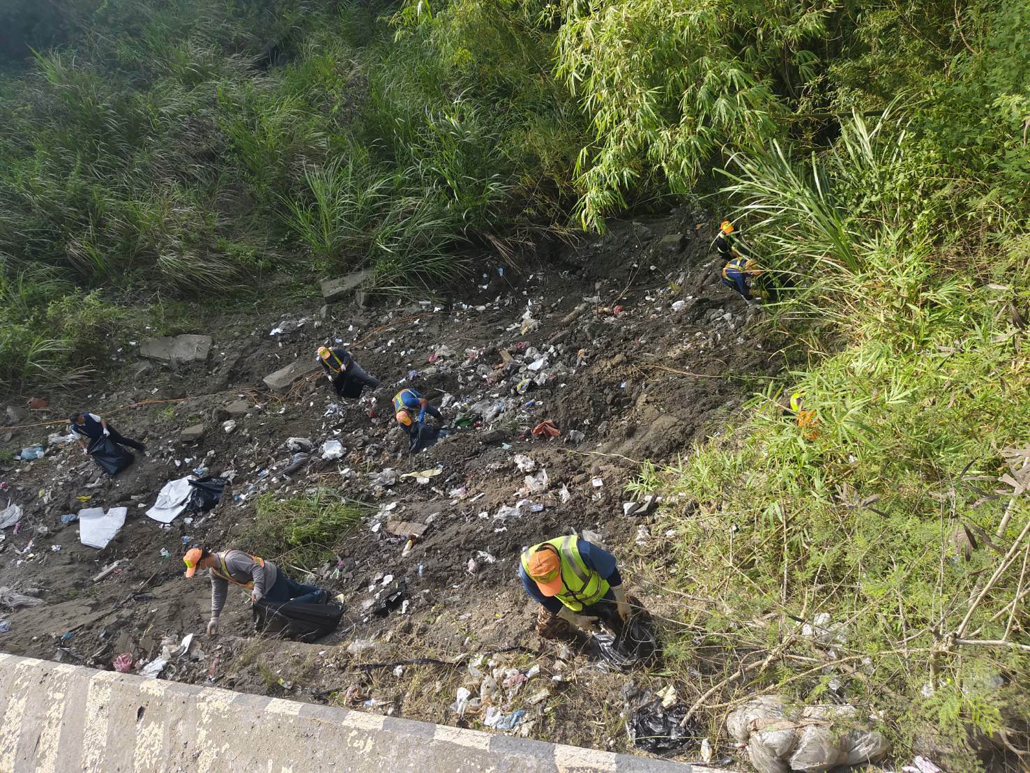 環保局火速清理月世界垃圾。(圖/翻攝自高雄市環保局)