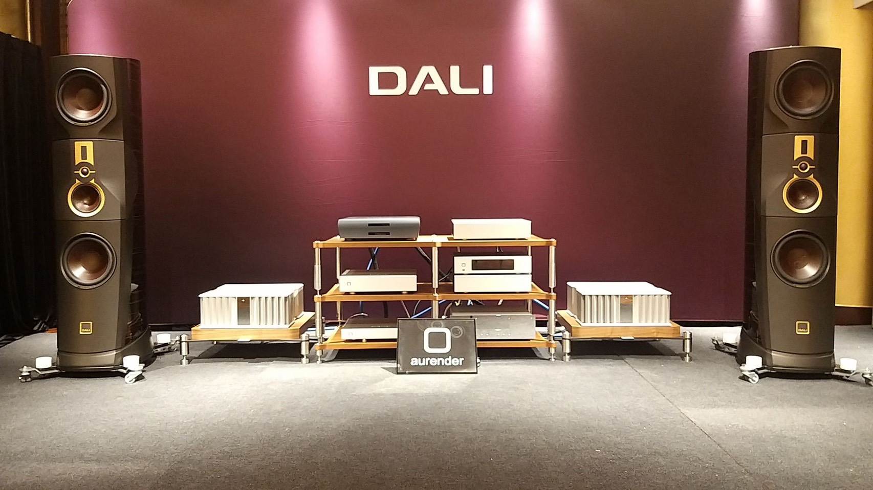 <a href='/search/tags/極品音響/' target='_blank'>極品音響</a> V105 展房此次打造了兩組頂尖 Hi-End 音響系統，分別採用 DALI 與 Estelon 的旗艦級喇叭配置。（圖／台北國際音響大展提供）