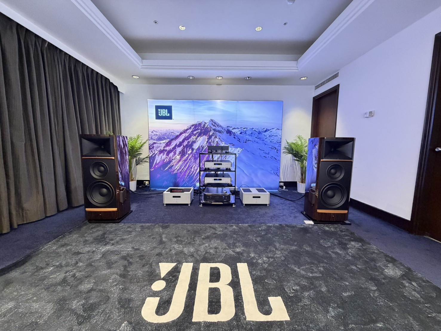 JBL 音響 V109 與 450 展房同步展出堪稱品牌巔峰的 SUMMIT 高峰旗艦系列，以 80 年研發結晶打造出最精緻、性能最強的居家級揚聲器，現場震撼登場。（圖／台北國際音響大展提供）