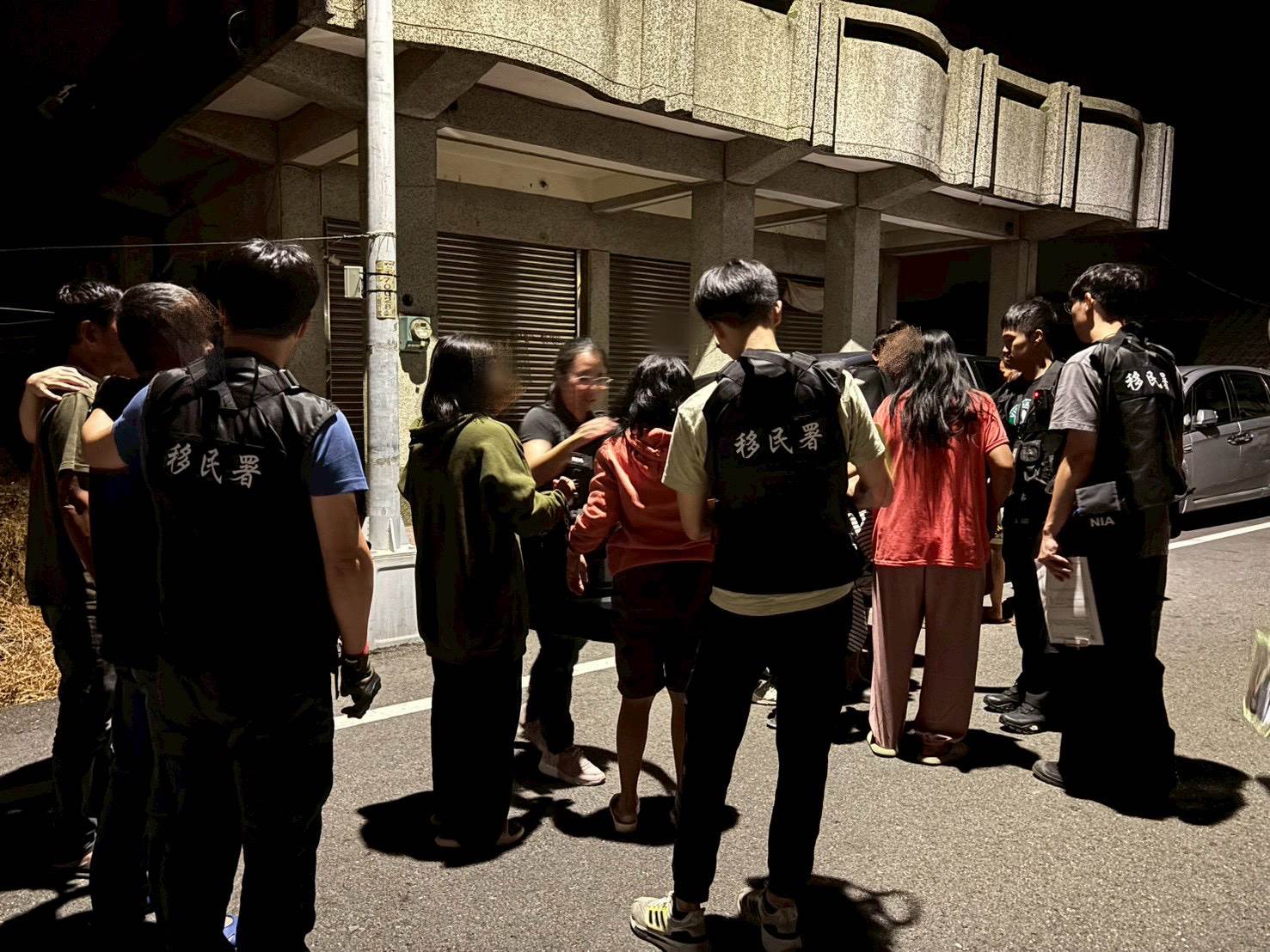 01移民官埋伏突襲查獲多名泰籍人士