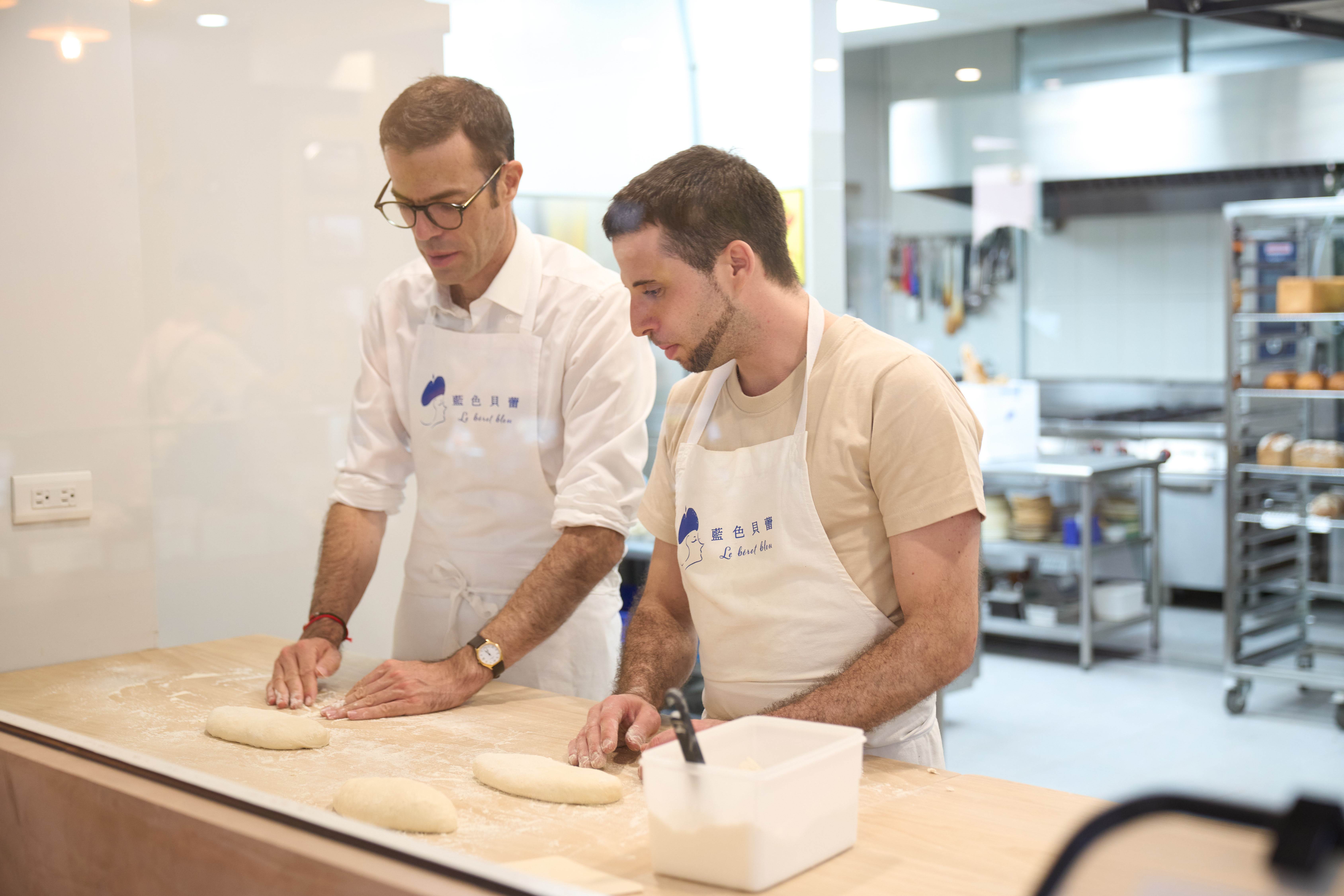 龍燁主任到北屯烘焙坊，讚嘆把最好的味道帶來台中。（圖／台中市政府經濟發展局）