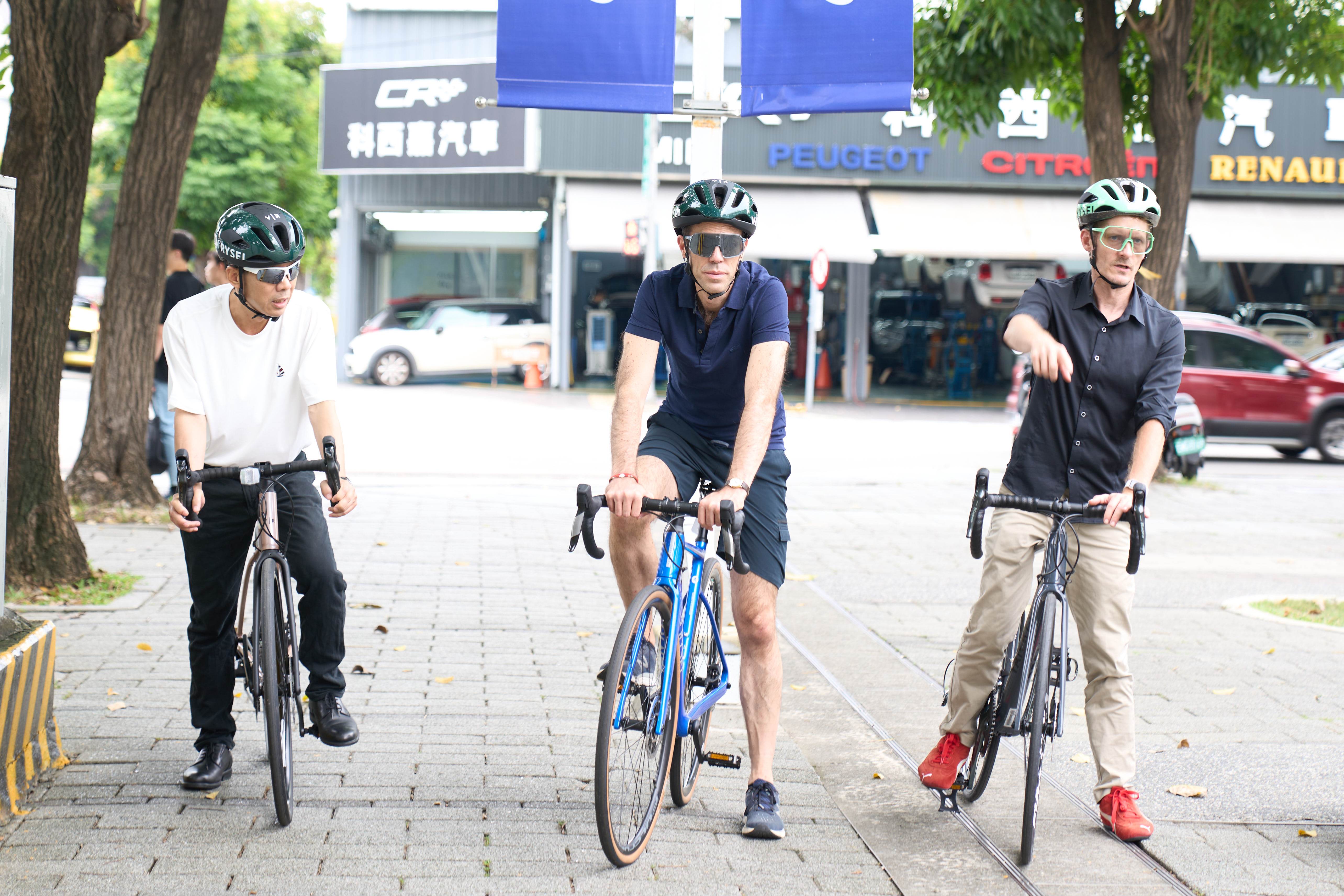 龍主任與經發局長張峯源（左），一同騎單車體驗城市風光。（圖／台中市政府經濟發展局）
