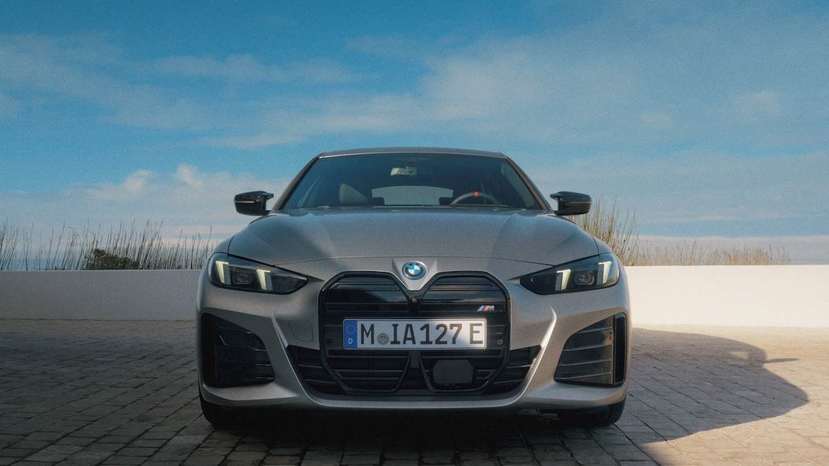 全新i4車頭搭載立體造型的3D雙腎型水箱護罩與四眼造型日行燈，突顯鮮明的BMW家族辨識度。（圖／汎德提供）