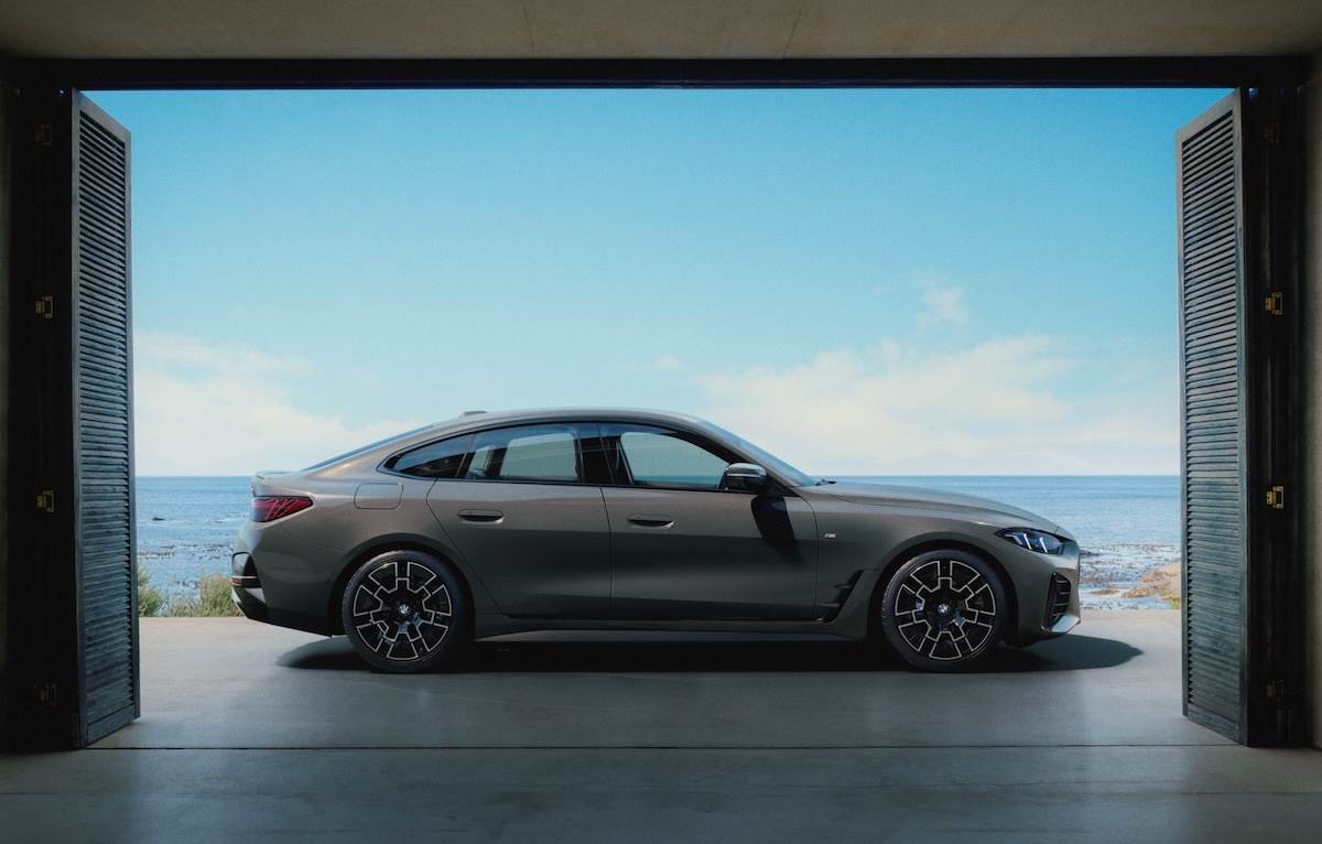 車側整合無窗框設計、平整化車門把手與優美的斜背曲線，搭配車身下緣黑色高光澤Air Breather導流飾條，增添視覺層次並加強空氣力學效益。（圖／汎德提供）