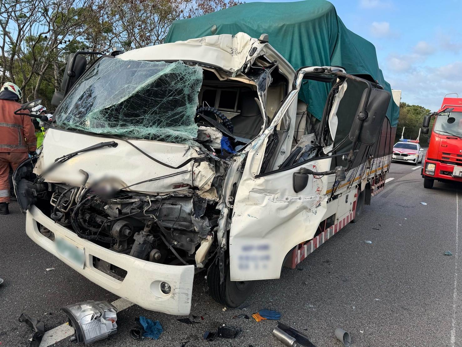 大貨車車頭撞爛。翻攝畫面(2)