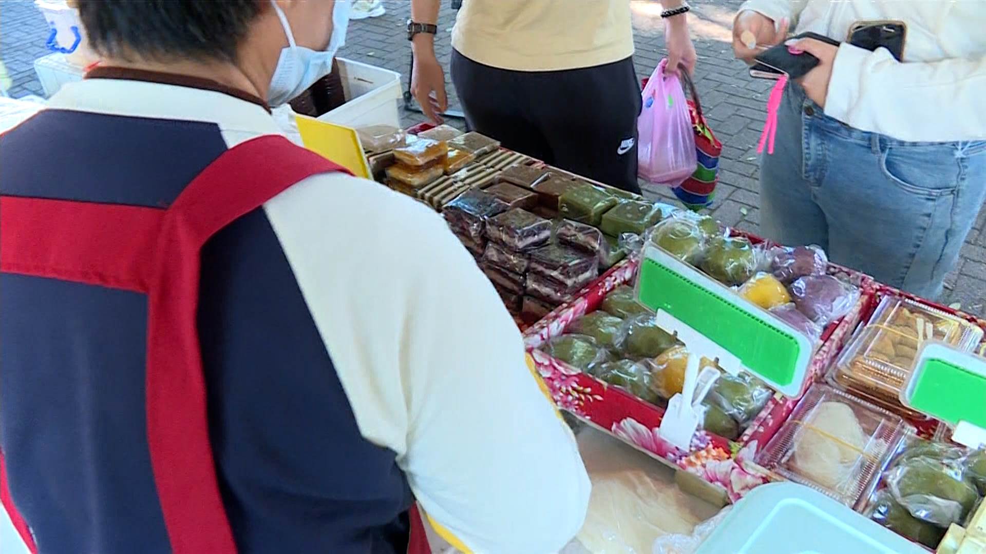 現場攤位人潮湧現,民眾品嘗道地美味、開心參與抽獎。(圖/東森新聞)