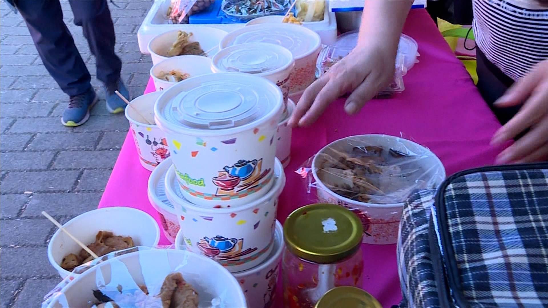 豆乾、米粉、滷味等人氣美食熱銷,現場氣氛熱鬧。(圖/東森新聞)