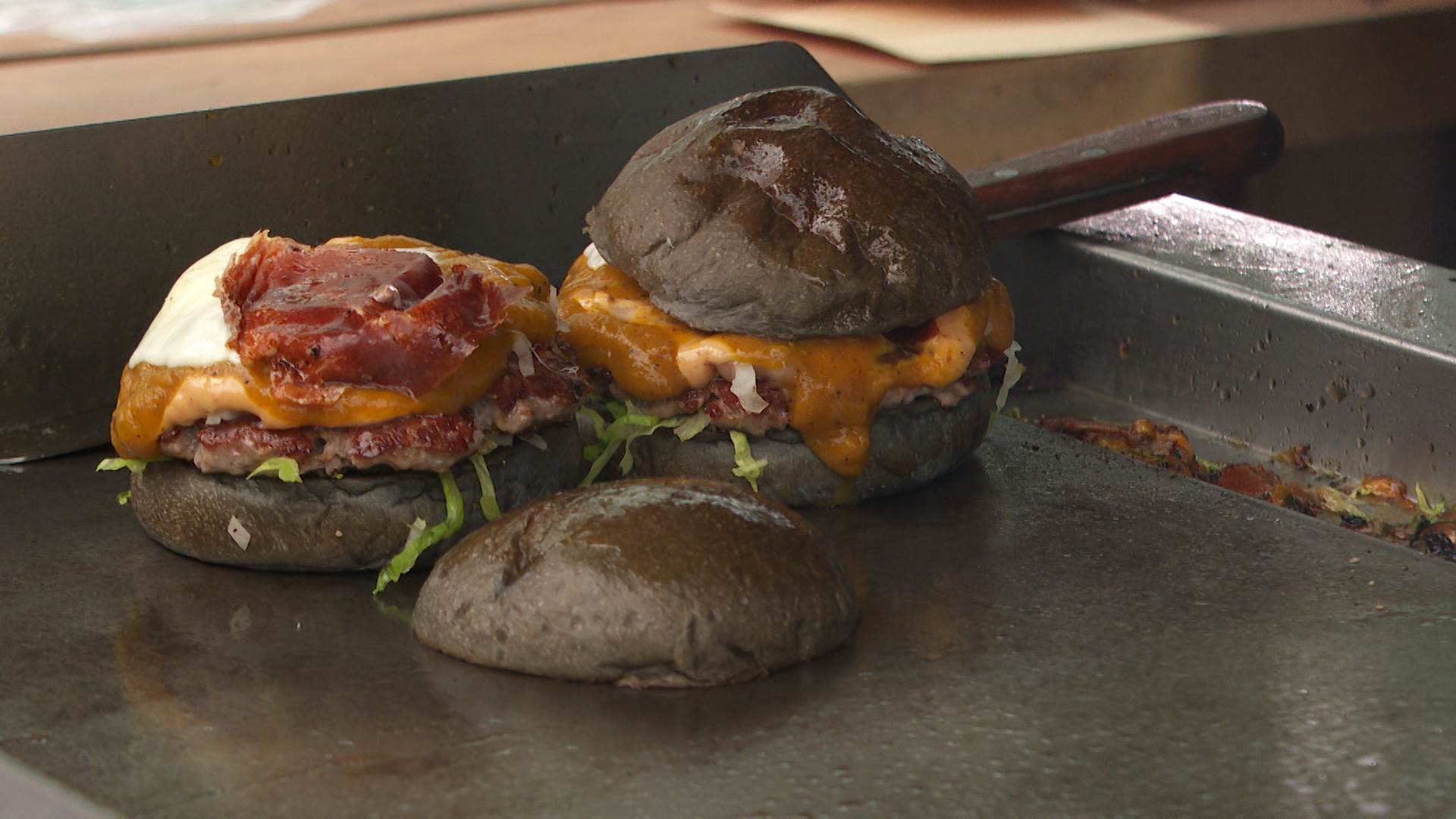 香氣濃郁的牛肉排淋上南瓜蜂蜜醬，推出市集首度亮相的「南哄牛肉堡」。（圖／東森新聞）