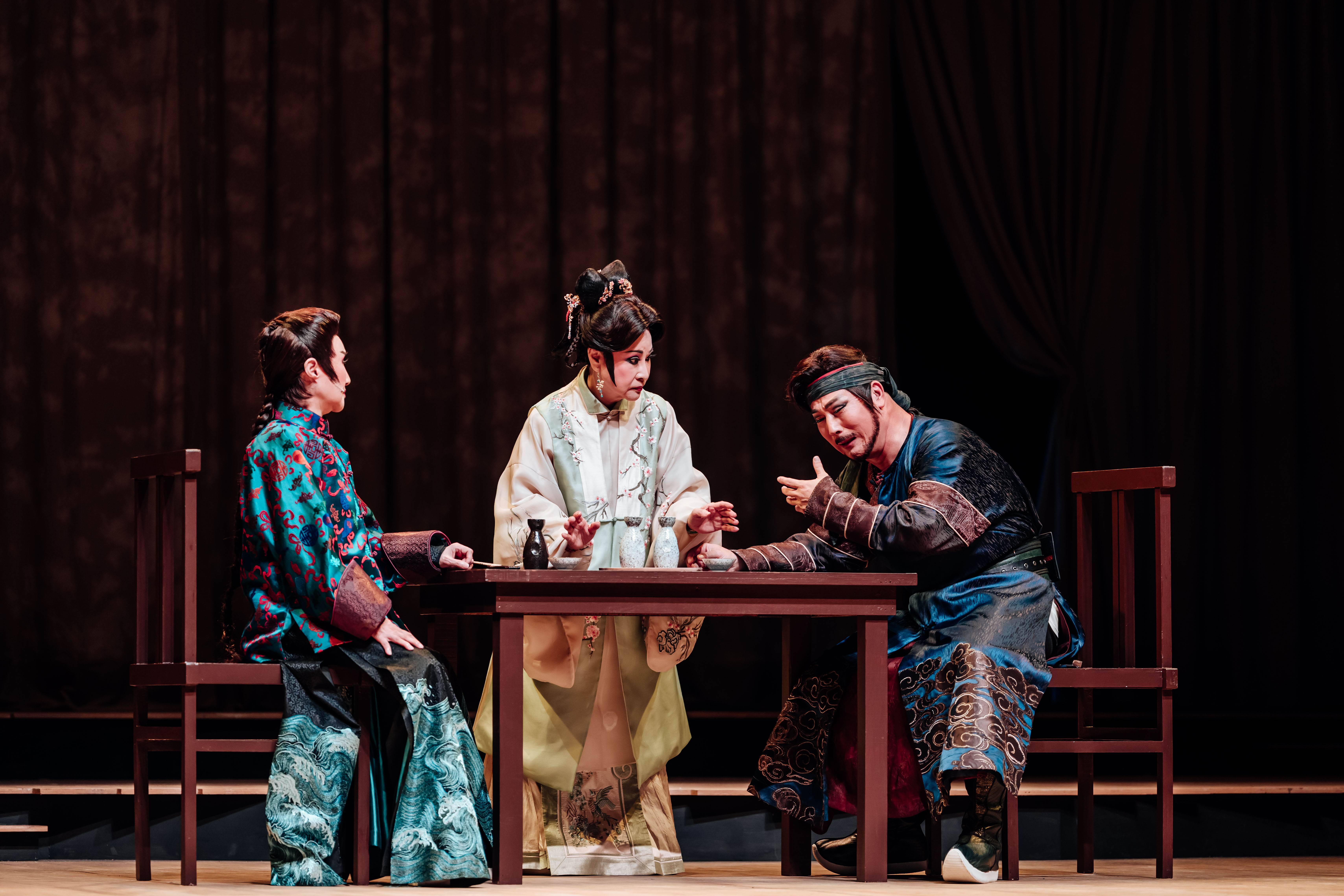 <a href='/search/tags/2025 NTT遇見巨人/' target='_blank'>2025 NTT遇見巨人</a>—唐美雲歌仔戲團《夢在海潮那邊》_挑戰不同風格！唐文華演霸氣海盜頭目；許秀年飾滑稽客棧老闆娘；小咪則是有臥底身份的儒雅先生。（圖／臺中國家歌劇院提供）