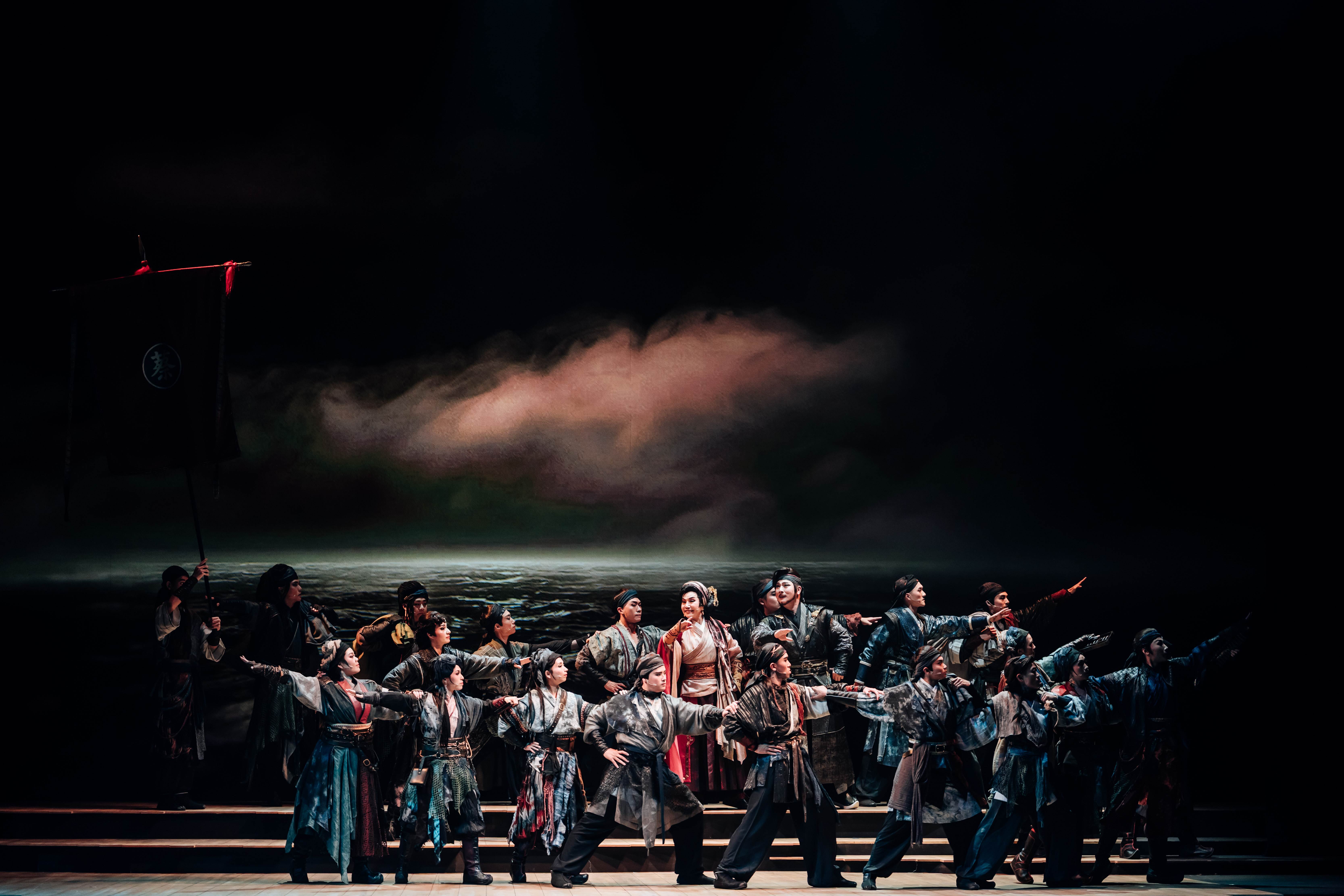 2025 NTT遇見巨人—唐美雲歌仔戲團《夢在海潮那邊》_唐美雲飾演令嘉慶皇帝頭疼的「海賊女王」，從從容容周旋於海賊、官府與天地會3方勢力間。（圖／臺中國家歌劇院提供）