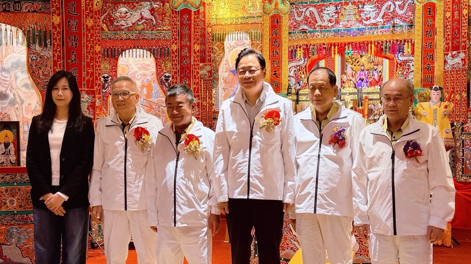市長張善政在民政局副局長藍品俊、區長許敏松陪同下抵達慈護宮，受到廟方與在場信眾熱烈歡迎。立委萬美玲等貴賓也到場參與啟壇儀式。 （圖／Linking 368 Taiwan恁去台灣提供）