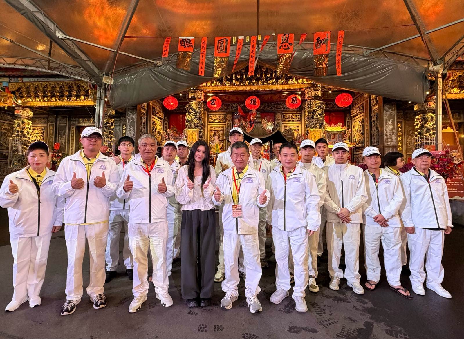 桃園慈護宮主委簡征潭與乙巳年酬恩五朝圓醮大典建醮偕同全體人員進行大合照，共同見證年度宗教文化盛事。 （圖／Linking 368 Taiwan恁去台灣提供）