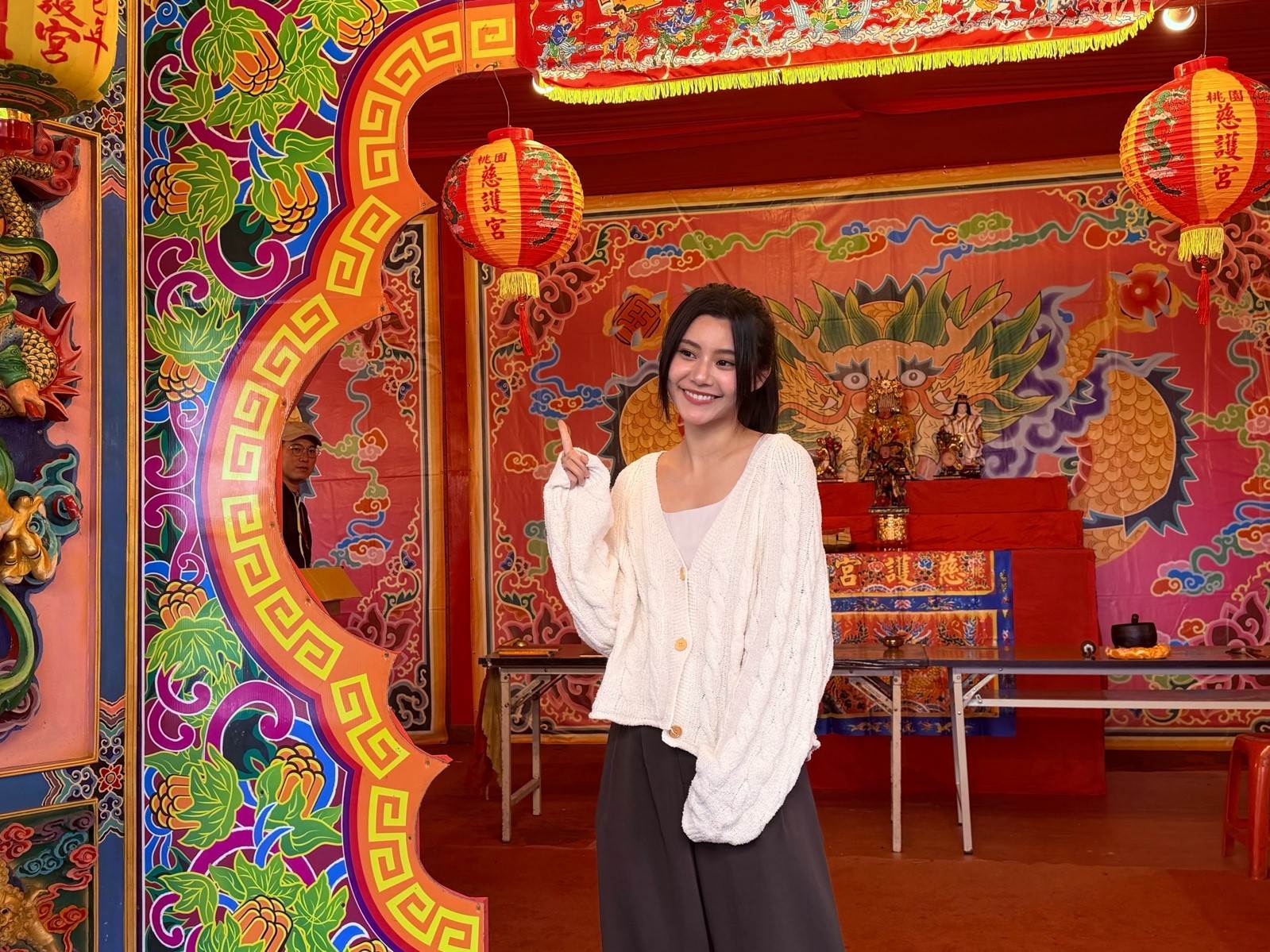 本集節目主持人為台日混血的各務禮美奈，透過節目向世界推廣圓醮文化。 （圖／Linking 368 Taiwan恁去台灣提供）