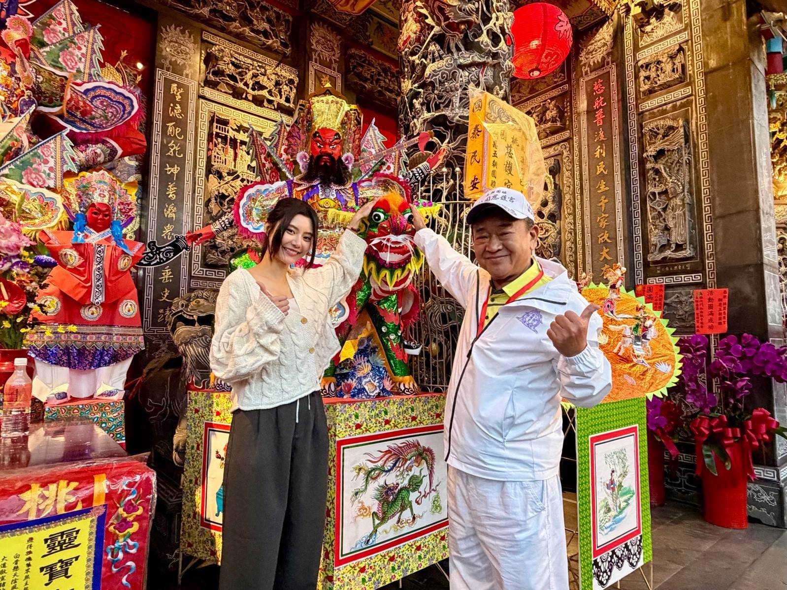 右為慈護宮主委簡征潭，左為《Linking 368 Taiwan 恁去台灣》主持人各務禮美奈，透過節目向世界推廣圓醮文化。（圖／Linking 368 Taiwan恁去台灣提供）