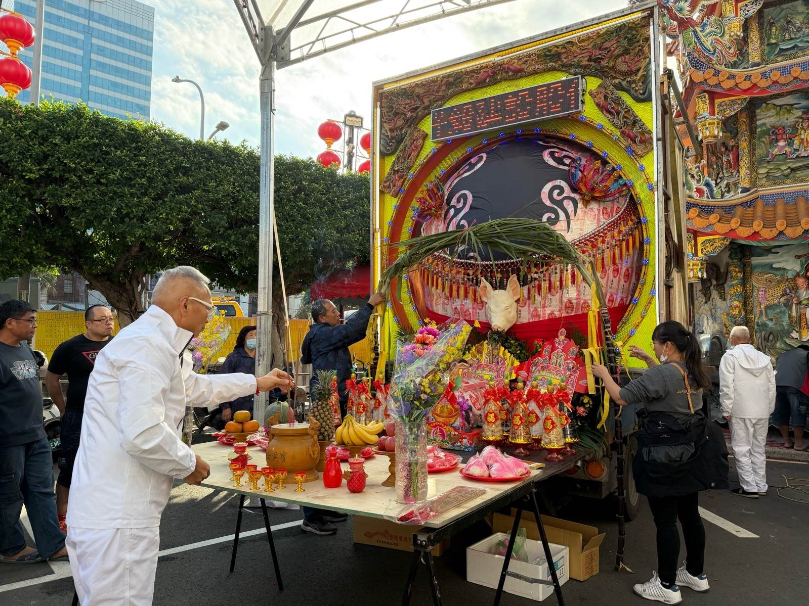 建醮主委林建龍以台灣壽司米親手打造重600斤的「白米大神豬」，以此表達對大地的感恩與對五穀豐登的祝願。 （圖／Linking 368 Taiwan恁去台灣提供）