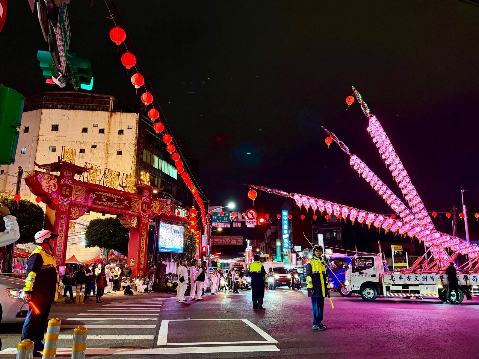 桃園慈護宮乙巳年酬恩五朝圓醮「水燈牌車繞境」盛況，燈火輝映街頭，祈願風調雨順、四境平安。（圖／Linking 368 Taiwan恁去台灣提供）