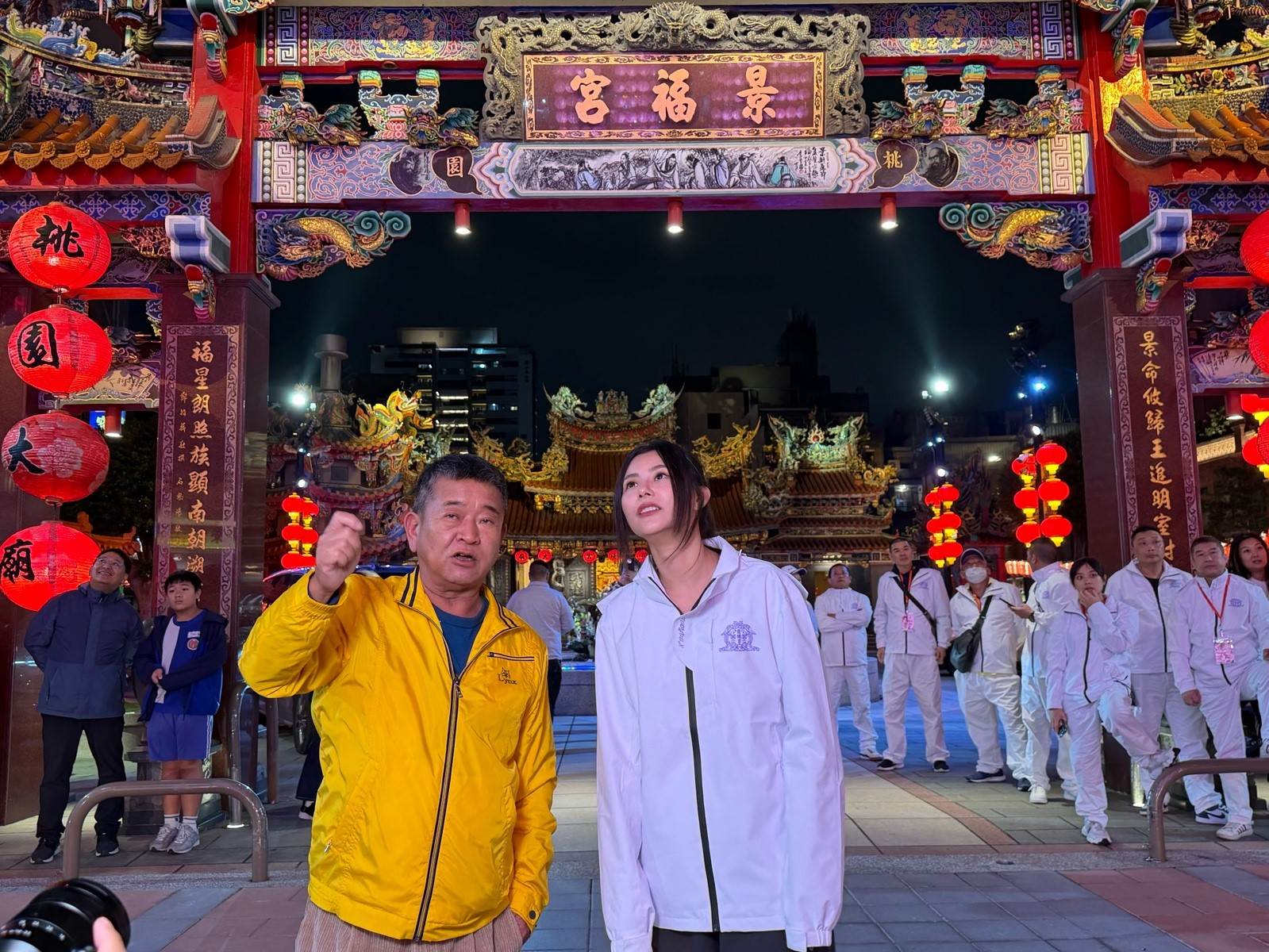 水燈排車隊伍於繞境行程中抵達桃園大廟景福宮，現場燈火輝映、氣氛隆重熱鬧。（圖／Linking 368 Taiwan恁去台灣提供）