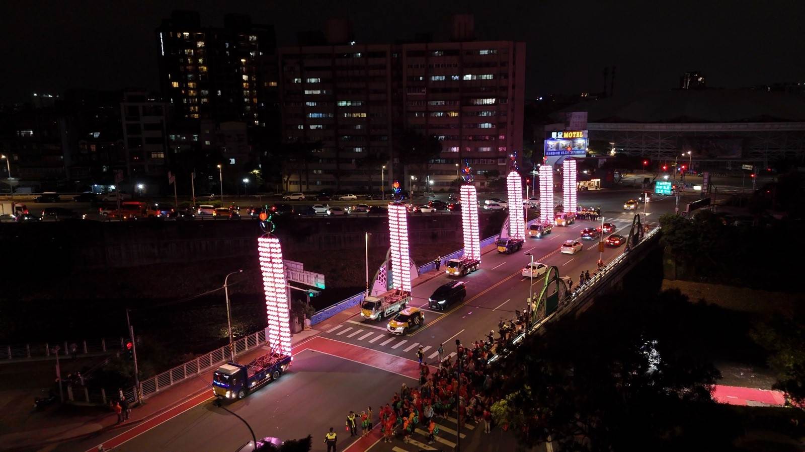 桃園慈護宮五朝圓醮的「水燈牌車繞境」熱鬧登場，萬點燈光照亮街頭，象徵祈願風調雨順、地方安泰。 （圖／Linking 368 Taiwan恁去台灣提供）