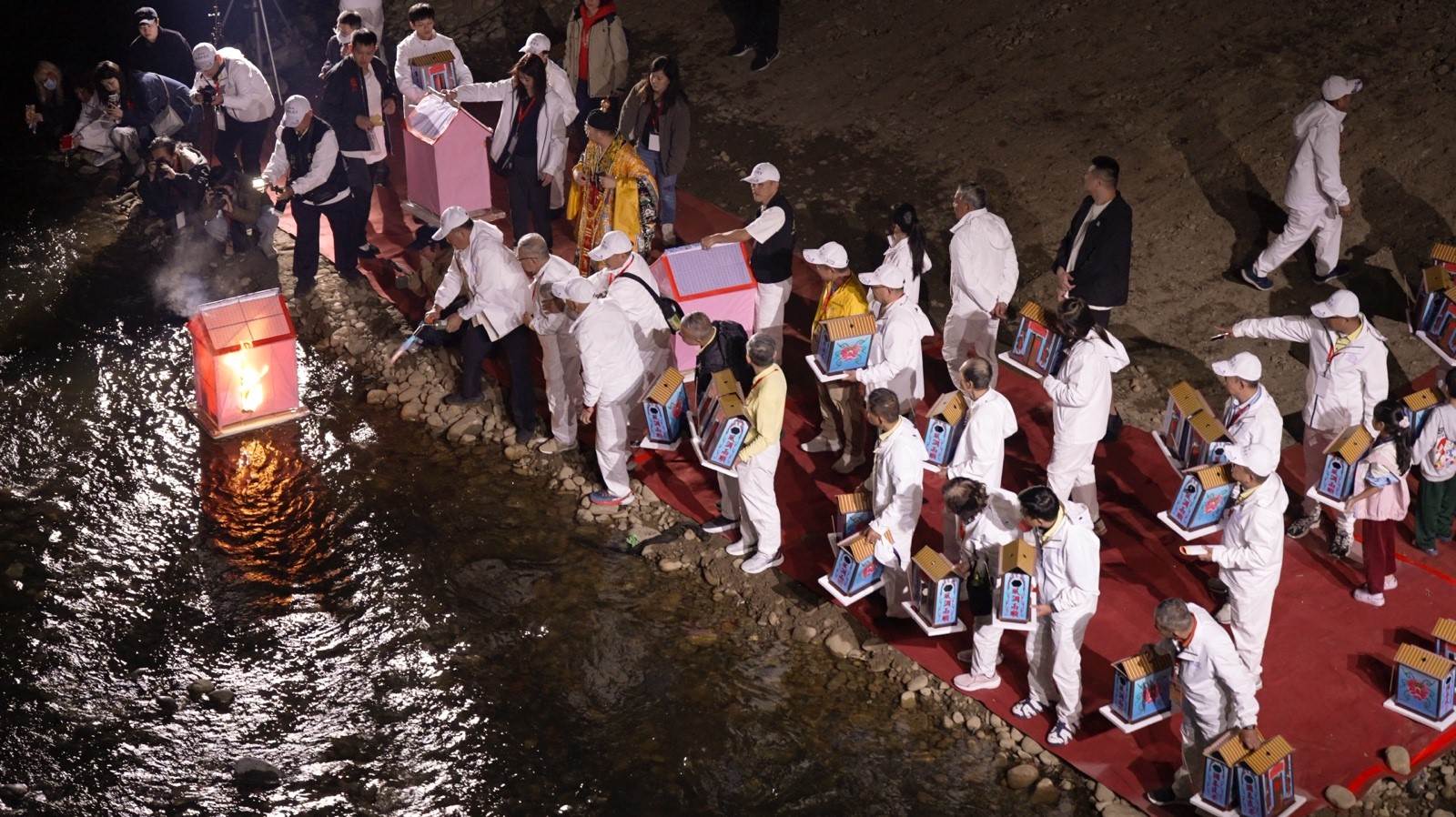 夜色漸深，成功橋下的水面映著點點燈火。一盞盞水燈，承載著信眾的祈願，順著水流遠去。桃園慈護宮五朝圓醮的「水燈牌車繞境」熱鬧登場，萬點燈光照亮街頭，象徵祈願風調雨順、地方安泰。 （圖／Linking 368 Taiwan恁去台灣提供）