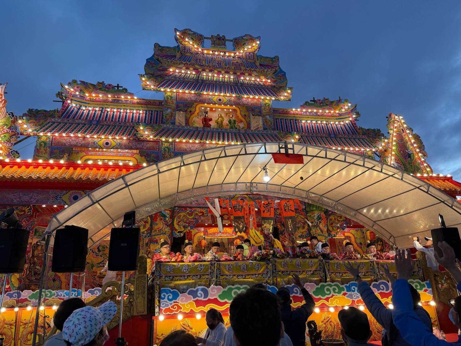 桃園慈護宮乙巳年酬恩五朝圓醮「普渡大典」科儀盛大舉行，信眾虔誠參與祈福，儀式結束後並分食供品，象徵平安吉祥、福澤共享。（圖／Linking 368 Taiwan恁去台灣提供）