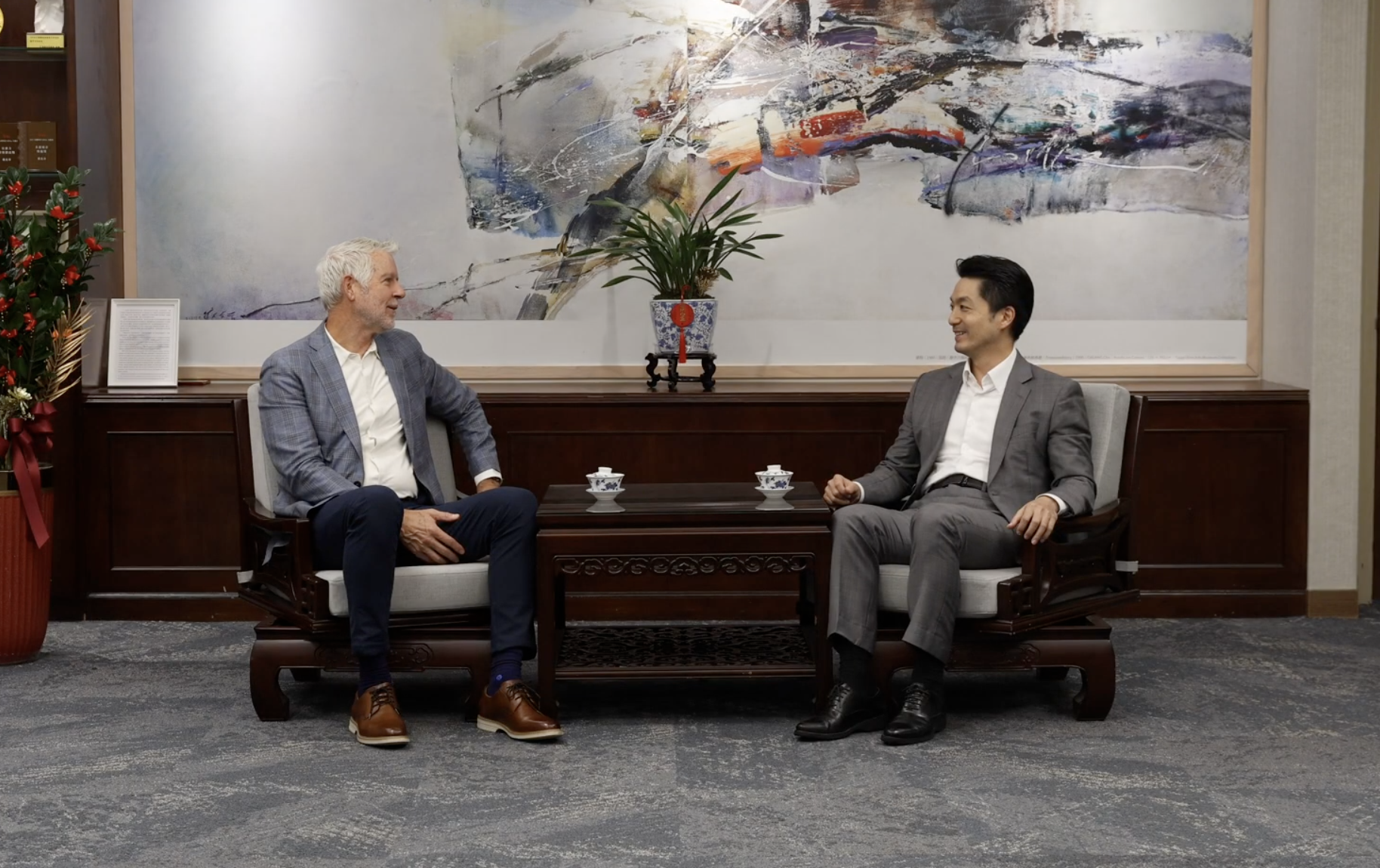 輝達副總 Scott Ekman（左）到北市府與市長蔣萬安會面，雙方也互贈禮物。翻攝畫面