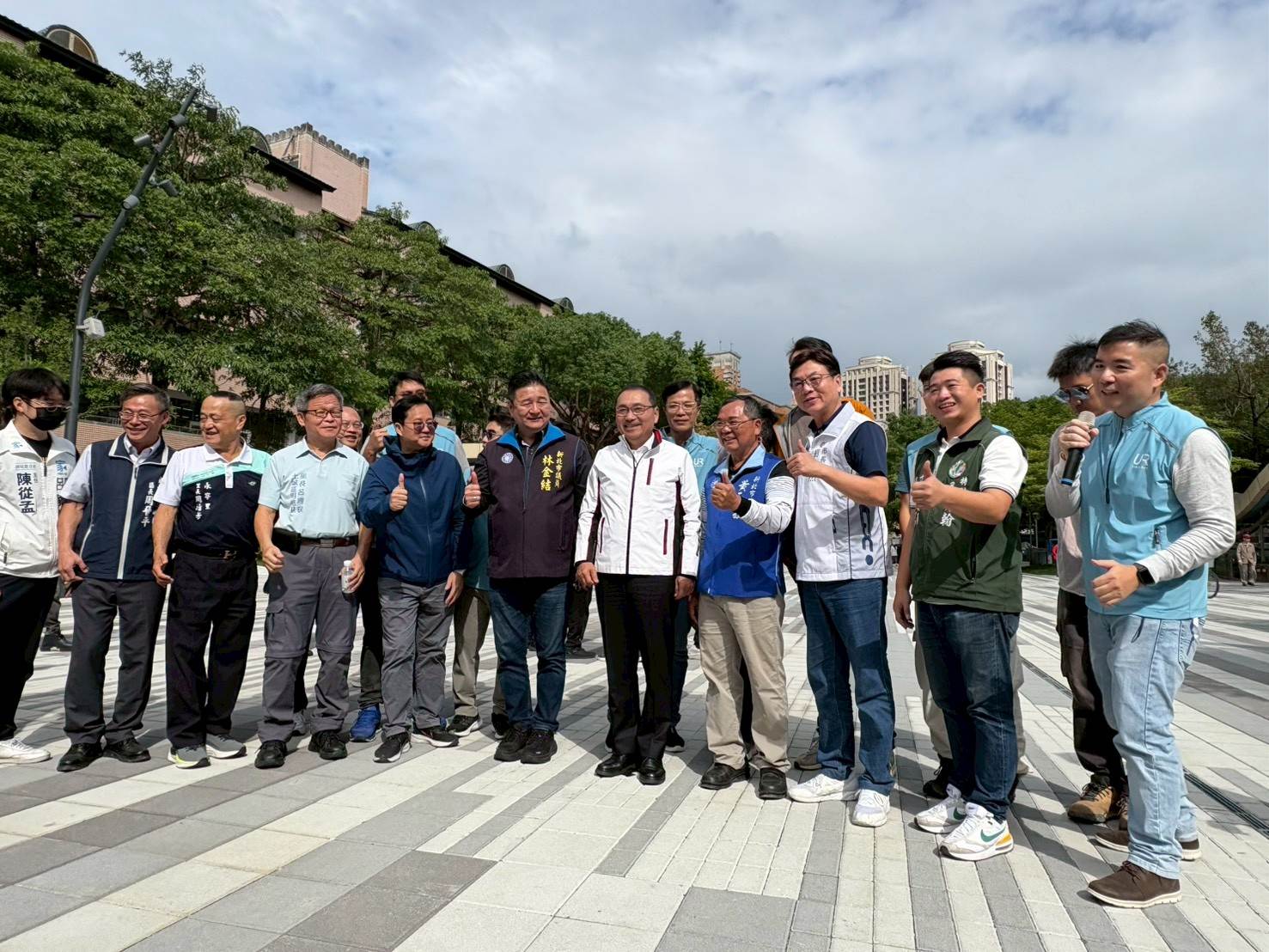 人行道拓寬、鋪面改善並增設綠帶,無障礙動線更完善,提升居民日常通行品質。(圖/新北市土城區公所提供)