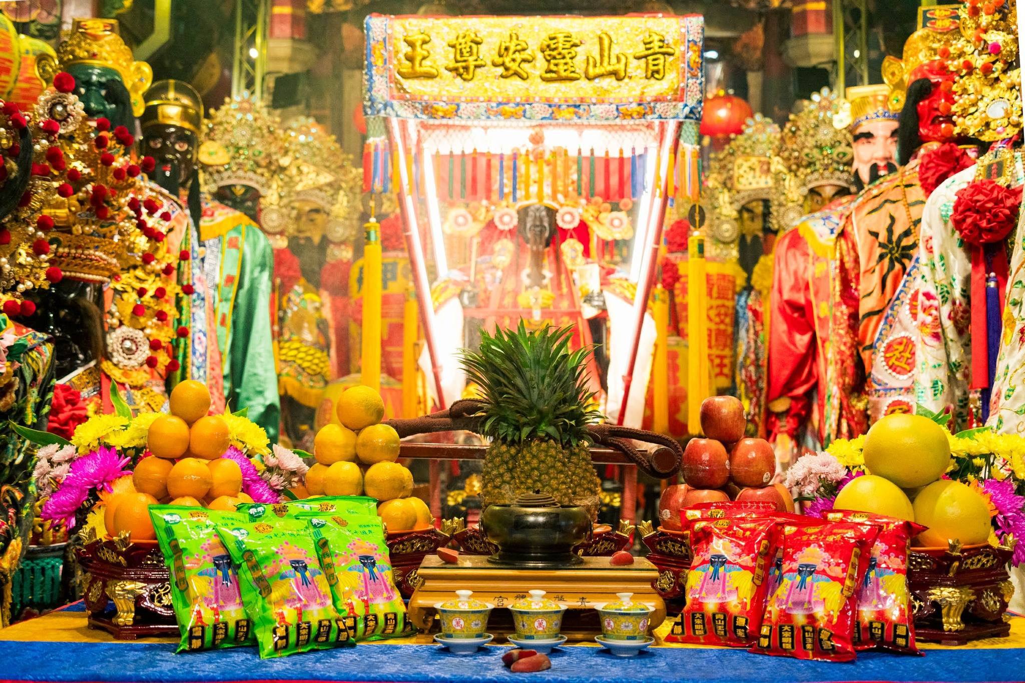 青山宮今年還推出限量聯名乖乖，綠色款象徵求平安順行，紅色款象徵祈求財運。（圖／業者提供）