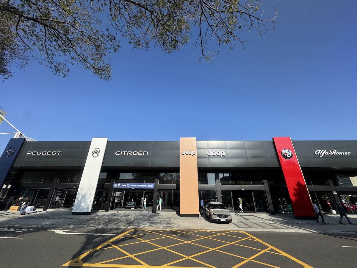 外觀採寬闊的水平量體設計，臨路達65公尺的壯闊門面搭配四座垂直立面招牌，分別呈現Alfa Romeo、CITROËN、Jeep、PEUGEOT的專屬識別。（圖／林昱丞攝影）