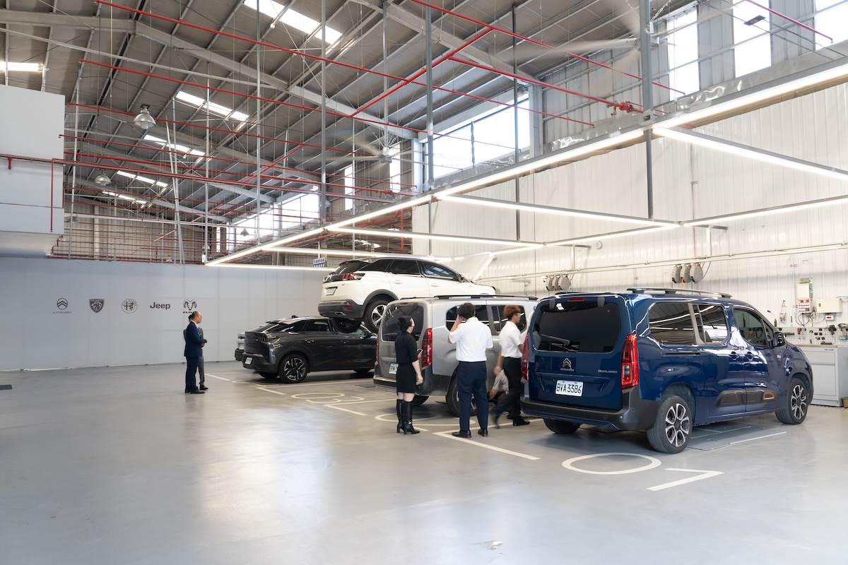 服務廠導入原廠認證的診斷系統、進口頂車機與專屬維修工位，以符合原廠高標準規格提供專業且高效率的維修技術。（圖／林昱丞攝影）