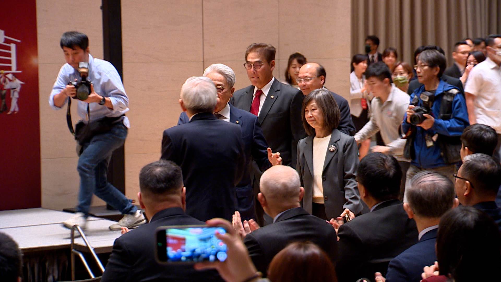 台新新光首家子公司成功整併 吳東亮：力拚資產破兆@newsebc.00_01_44_02.Still004