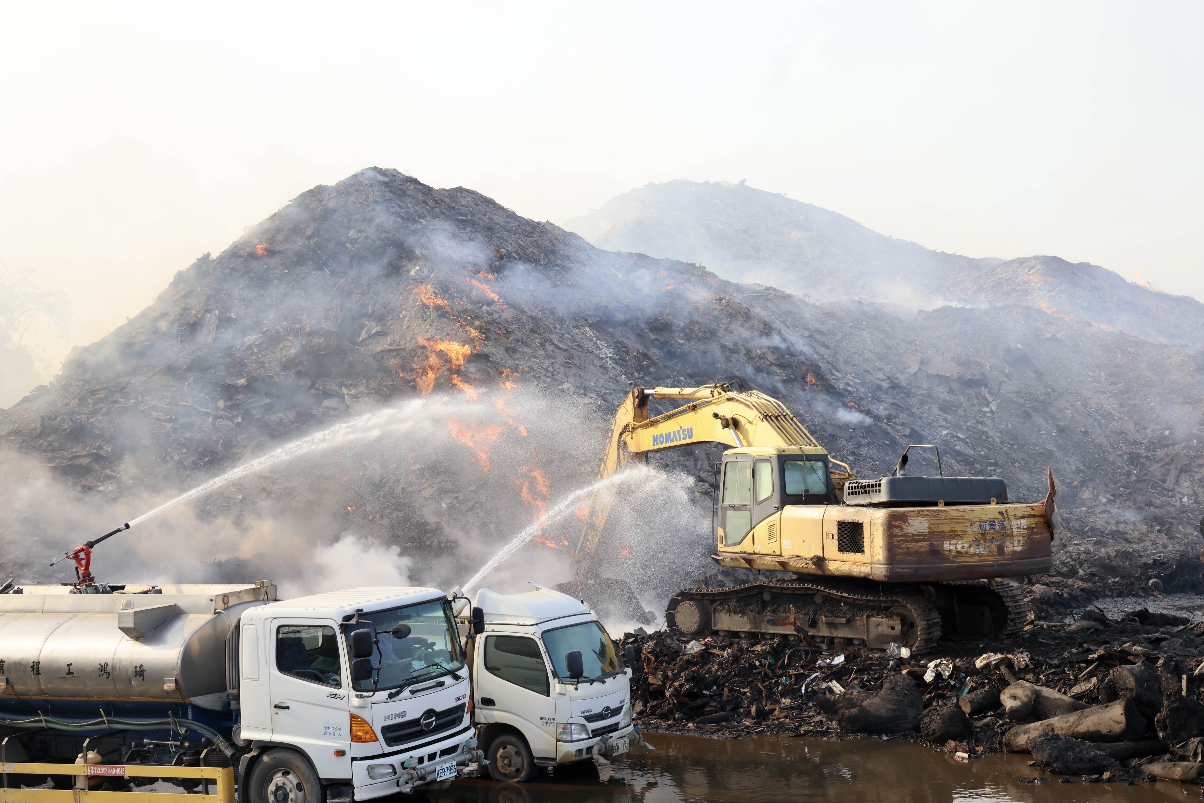 台南後壁烏樹林火警現場火勢仍難以撲滅。圖／台南市政府提供