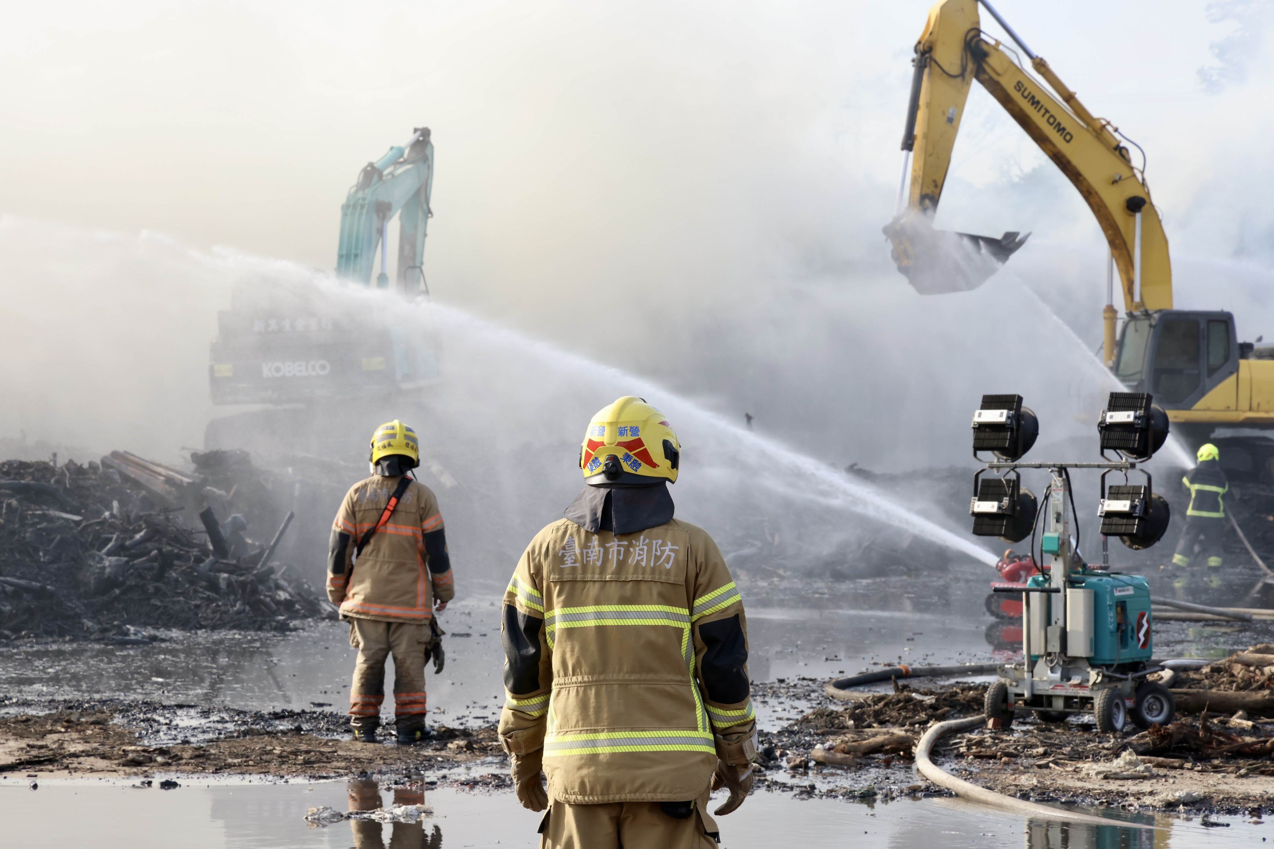 台南烏樹林火勢仍難以撲滅，警消出動滅火機器人灌救。圖／台南市政府提供
