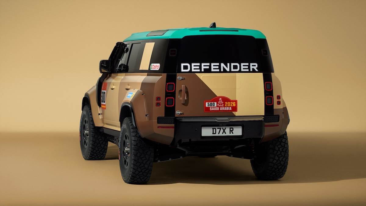 車高以強化離地高度，車身前後也經過特製化改良，確保D7X-R在保留OCTA設計DNA的同時，提升進入角與離去角，增加車輛通過性。（圖／JLR提供）