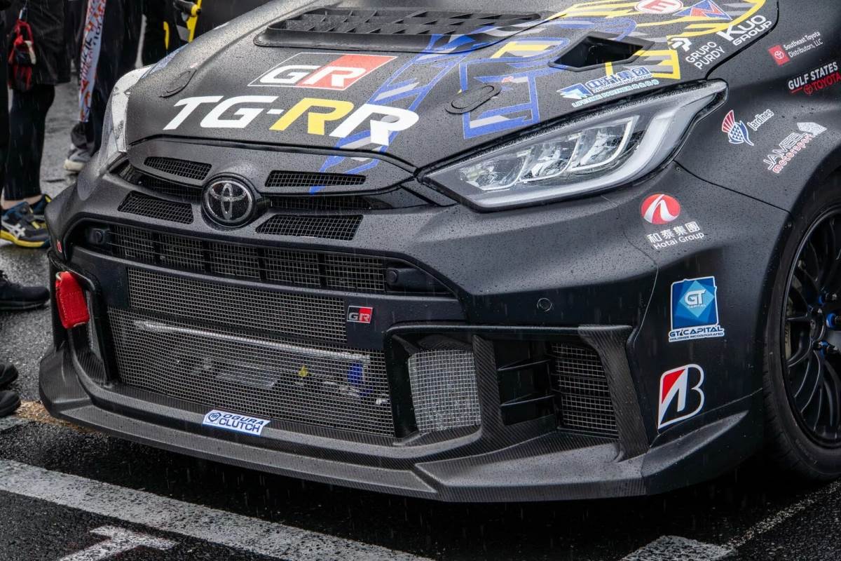 為了可以擁有良好的散熱效果，原型車外觀新增了大型側進氣孔與擴展輪拱，以改善散熱流通與氣流導向。（圖／豐田提供）