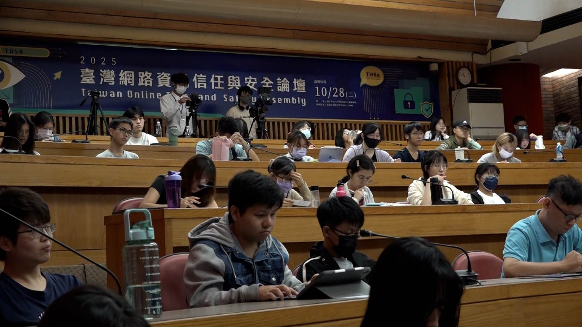 美國科技公司為了深化資安教育,今年一共到四所大專院校進行講座分享 。(圖/東森新聞)