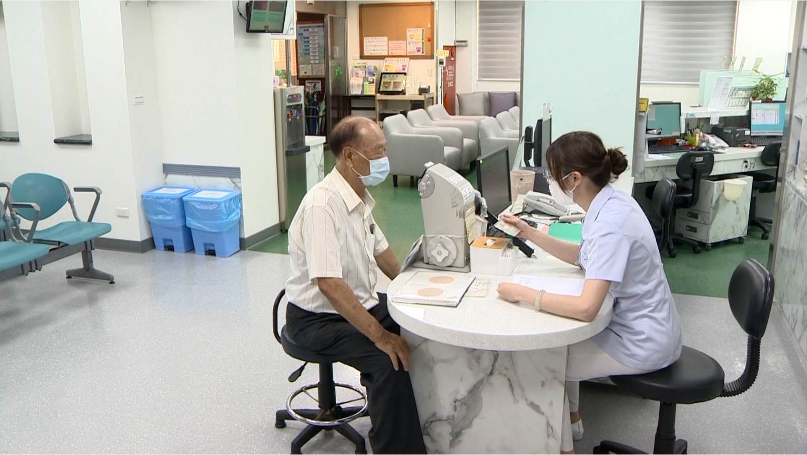  年滿70歲者，只要通過體檢與安全教育課程，就可換發駕照。（圖／東森新聞）